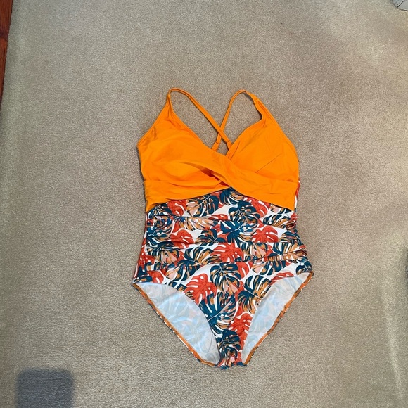 Full piece floral bathing suit - Picture 2 of 5